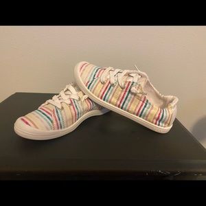 Girls size 6 Roxy slip on canvas shoes